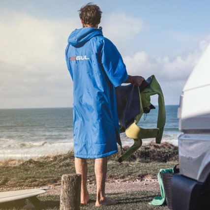 Blå GUL EvoRobe - kåbe i brug på stranden